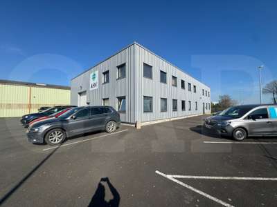 Local 462m² avec bureaux rénovés à La Chapelle
