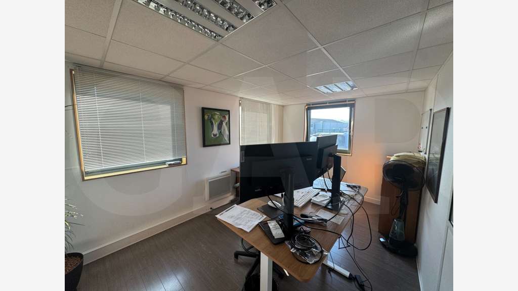 Local 462m² avec bureaux rénovés à La Chapelle