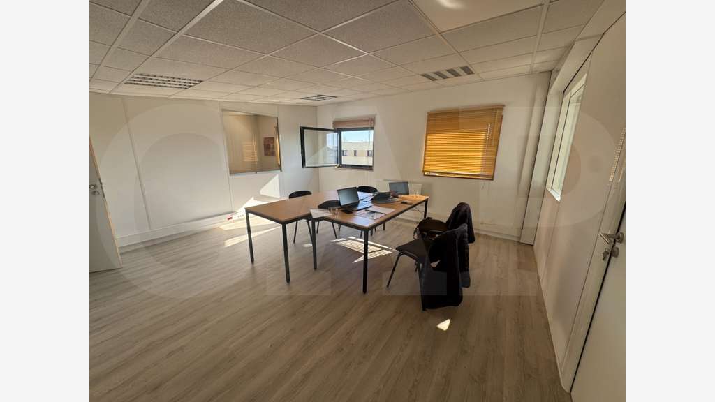 Local 462m² avec bureaux rénovés à La Chapelle