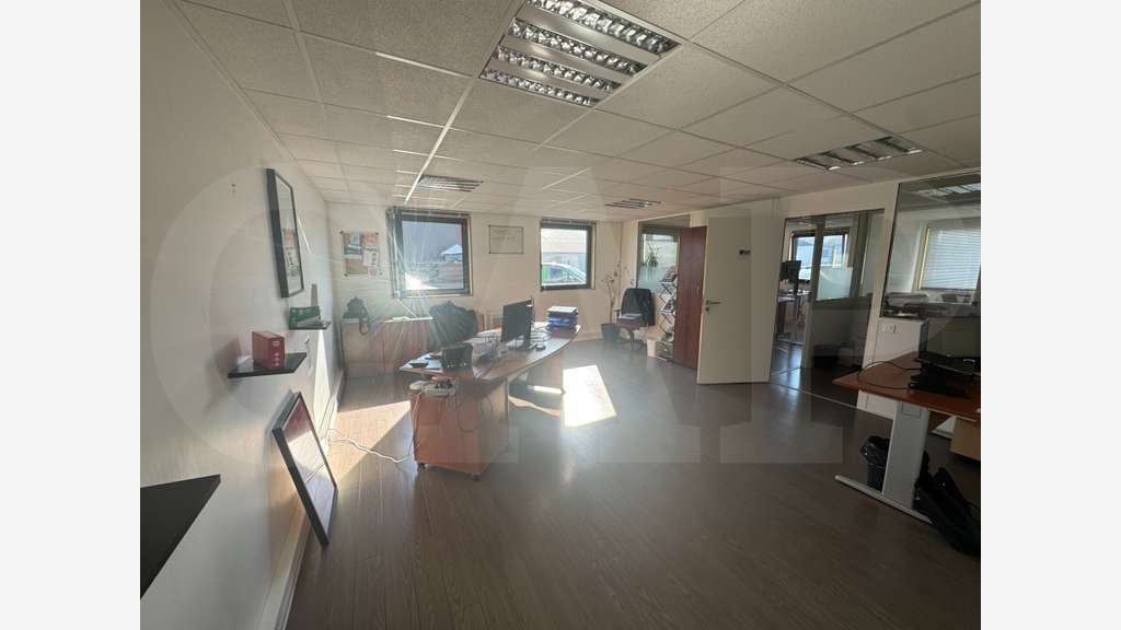 Local 462m² avec bureaux rénovés à La Chapelle