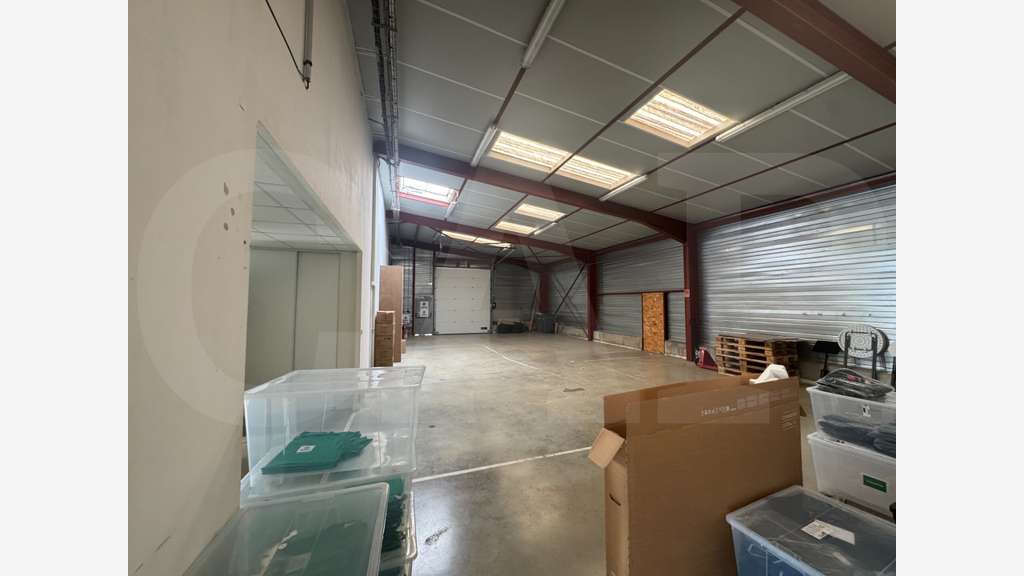 Local 462m² avec bureaux rénovés à La Chapelle