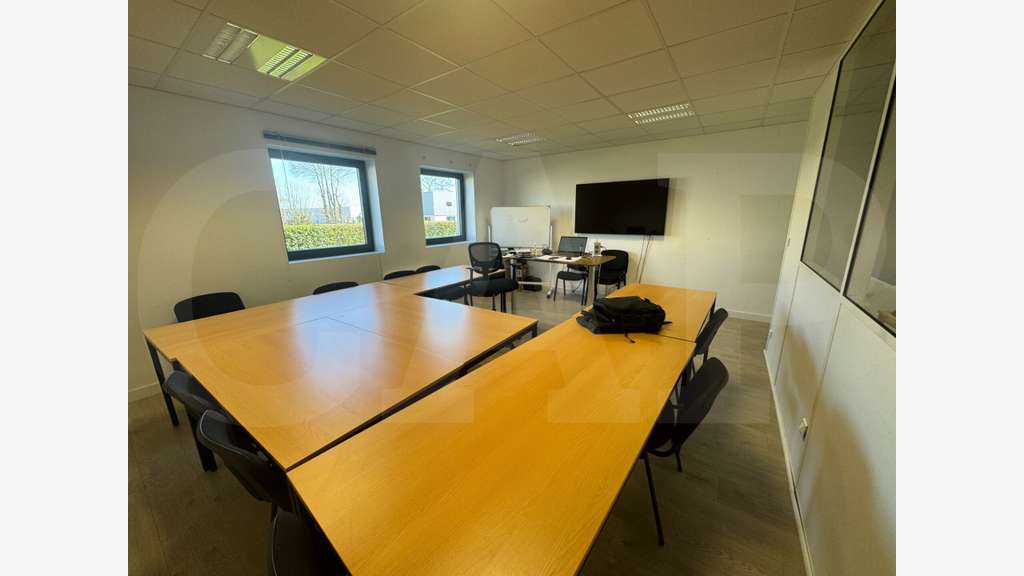 Local 462m² avec bureaux rénovés à La Chapelle