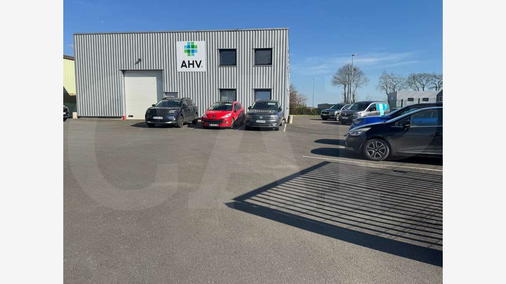 Local 462m² avec bureaux rénovés à La Chapelle