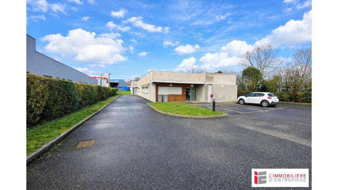 Loue local de 322m² à la Chapelle des Fougeretz