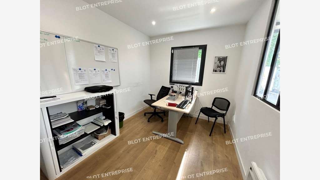 A louer local activités 465m² récent  Rennes Nord