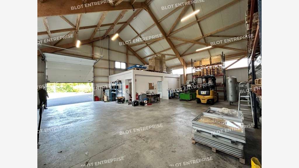 A louer local activités 465m² récent  Rennes Nord