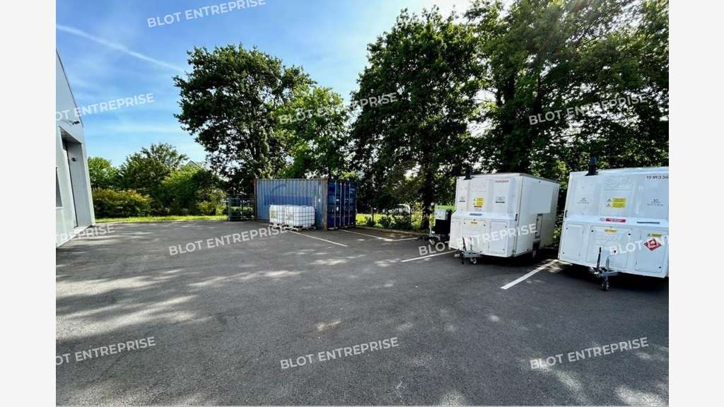 A louer local activités 465m² récent  Rennes Nord