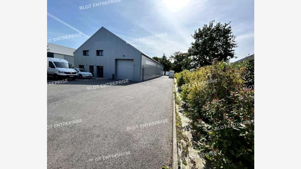 A louer local activités 465m² récent  Rennes Nord