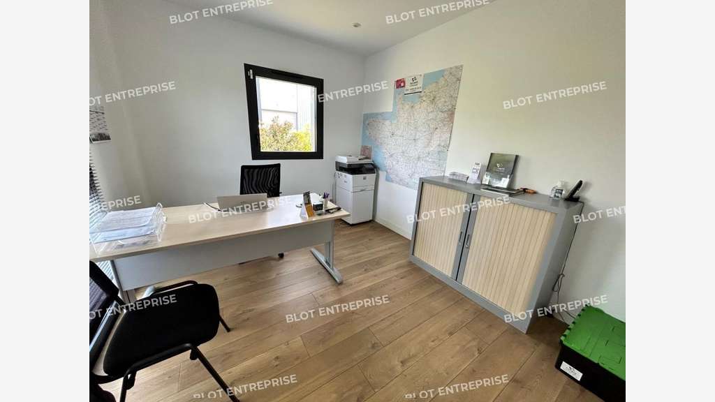 A louer local activités 465m² récent  Rennes Nord