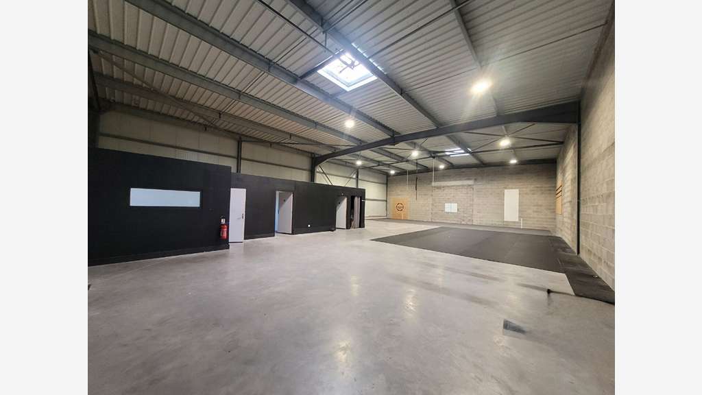 A louer 370m² local d'activité ZA Tournebride 