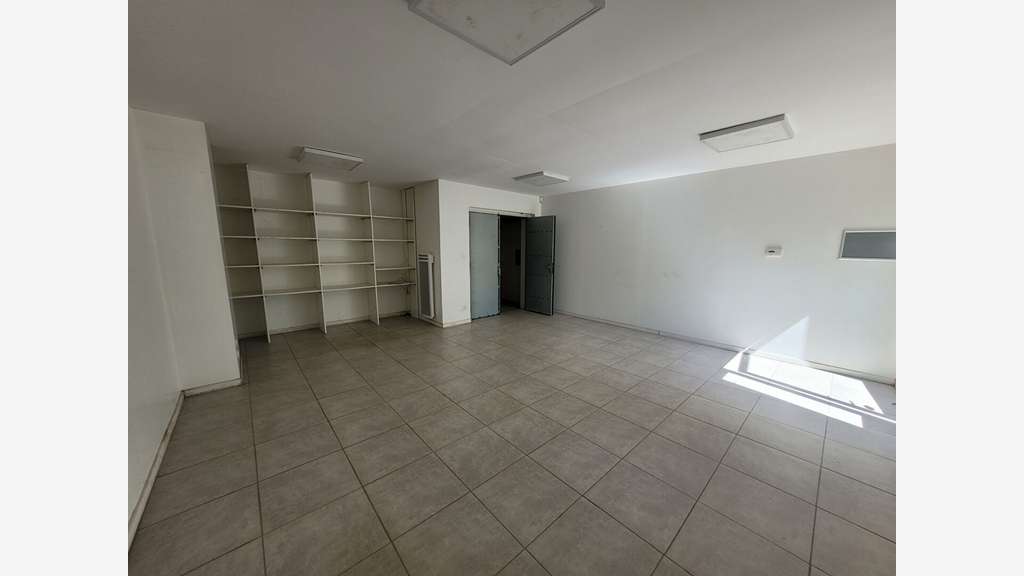A louer local 710m² +terrain 1700m² la Chevrolière