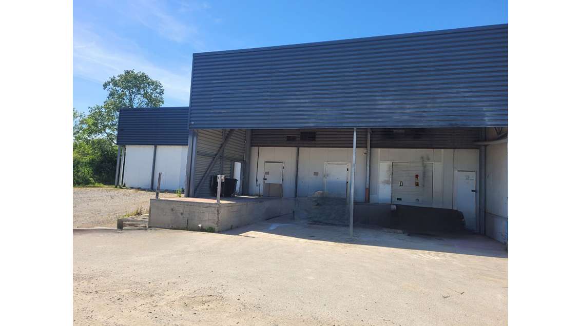 A LOUER - LOCAL D'ACTIVITÉ 650 m² + TERRAIN 1 700