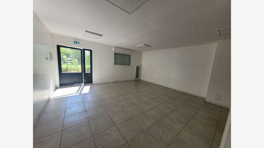 A louer local 710m² +terrain 1700m² la Chevrolière