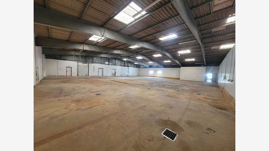 A louer local 710m² +terrain 1700m² la Chevrolière