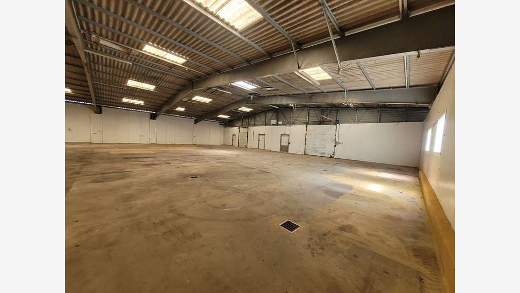 A louer local 710m² +terrain 1700m² la Chevrolière