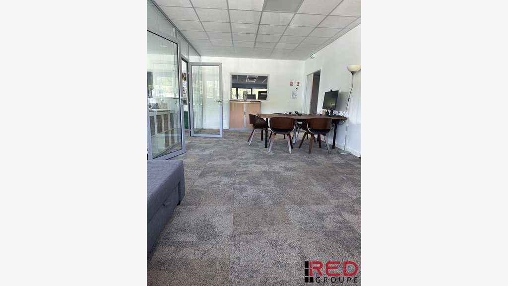 A louer entrepôt + bureaux 363m² à La Ciotat
