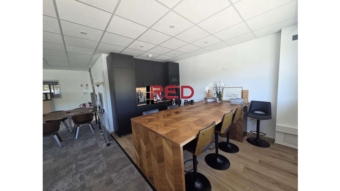 A louer entrepôt + bureaux 363m² à La Ciotat