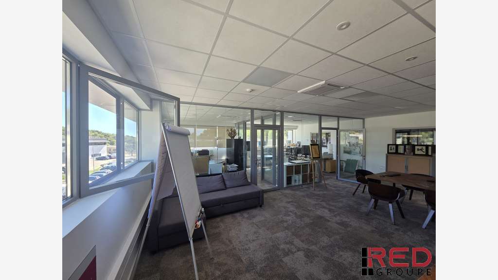 A louer entrepôt + bureaux 363m² à La Ciotat