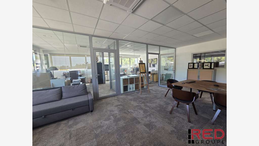 A louer entrepôt + bureaux 363m² à La Ciotat