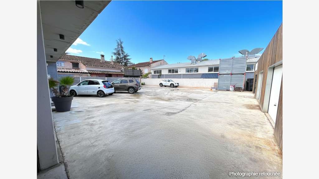 A louer local d'activité 406m² + studio à La Crau