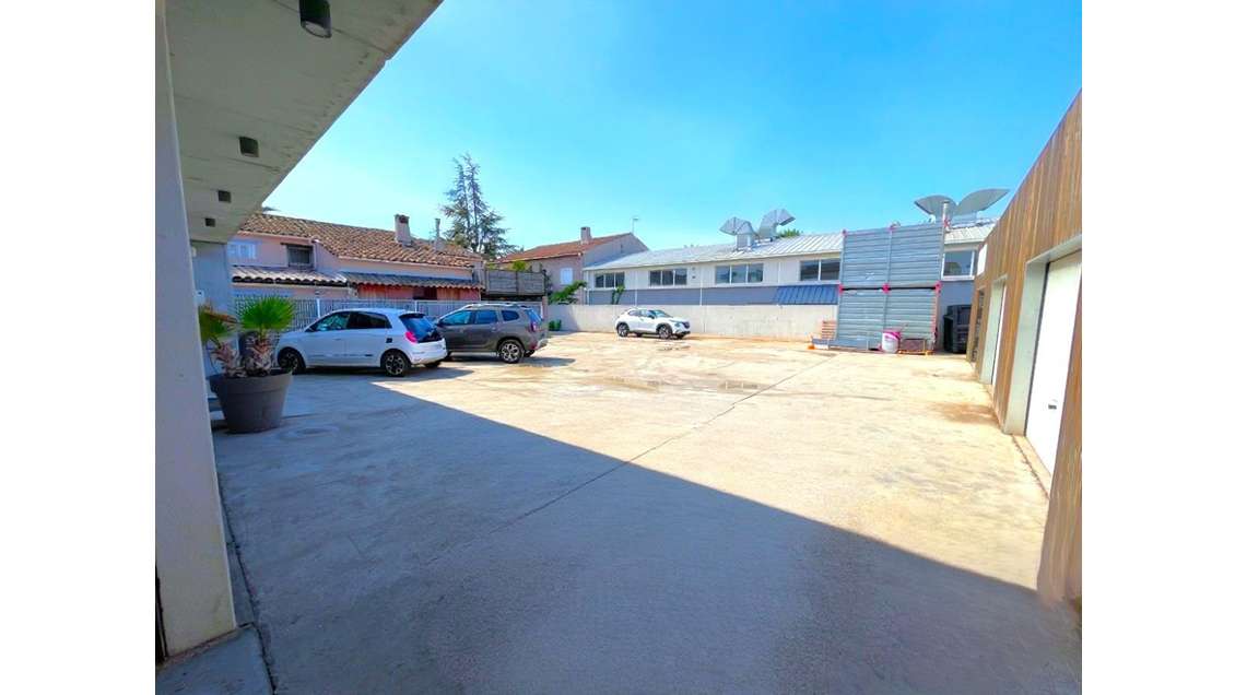 A louer local d'activité 406m² + studio à La Crau