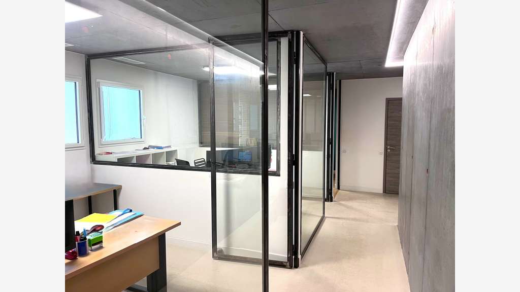 A louer local d'activité 406m² + studio à La Crau