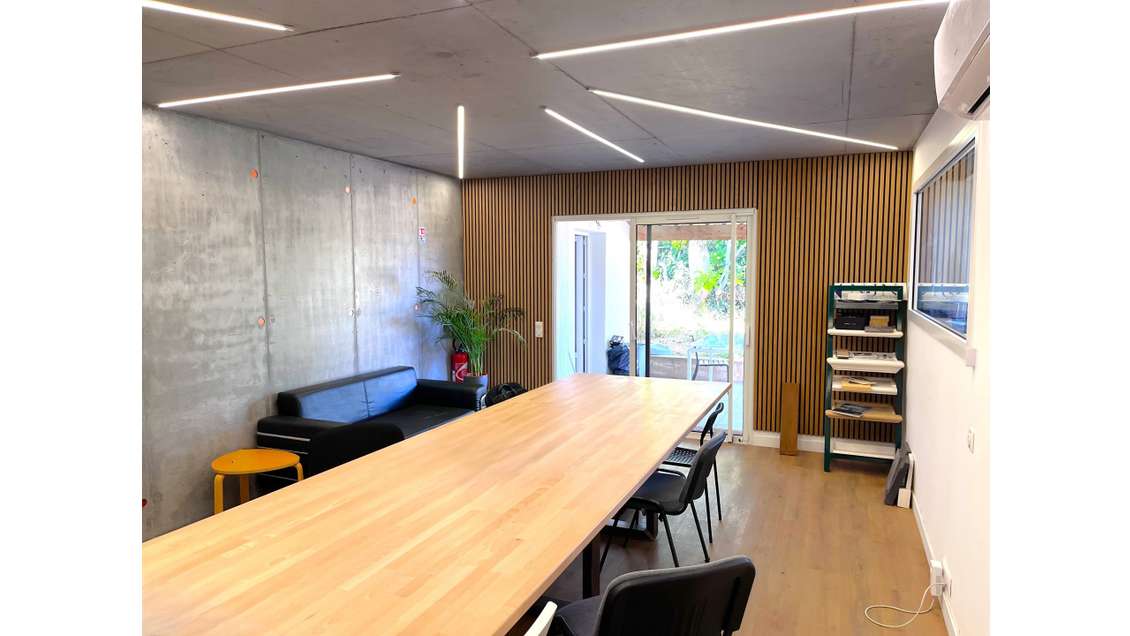 A louer local d'activité 406m² + studio à La Crau