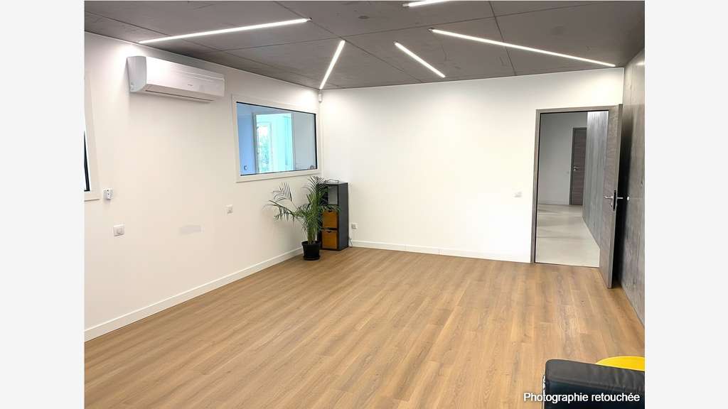 A louer local d'activité 406m² + studio à La Crau