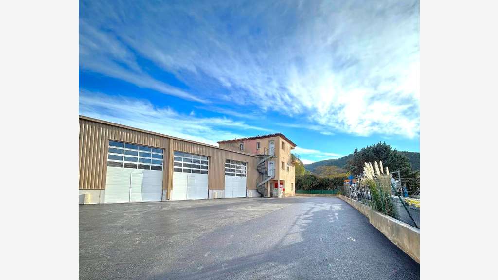 Entrepôt neuf 111m² à louer à la Crau