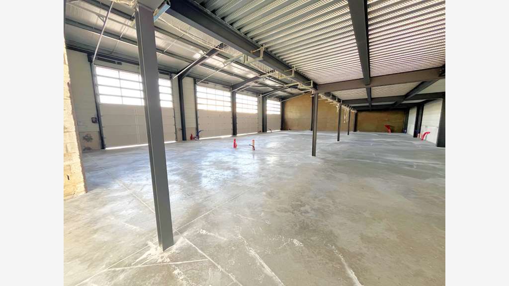 Entrepôt neuf 111m² à louer à la Crau