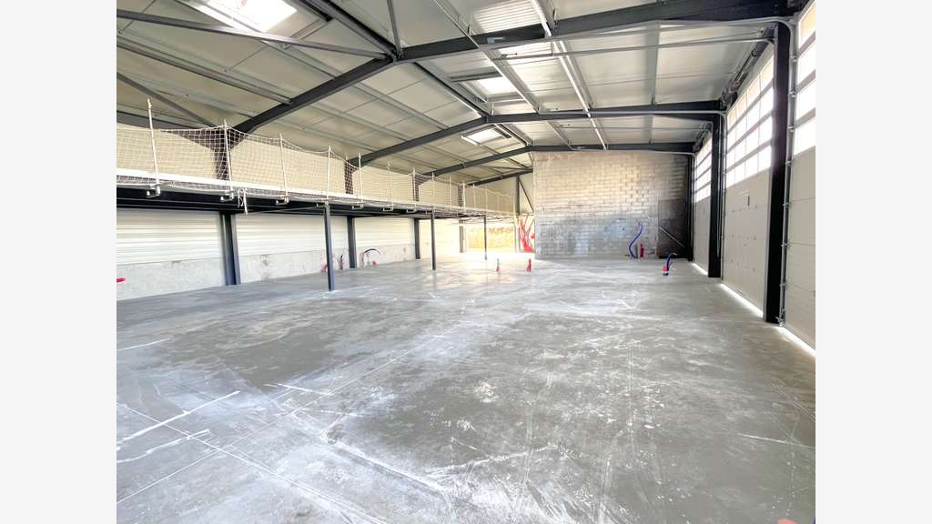 Entrepôt neuf 111m² à louer à la Crau