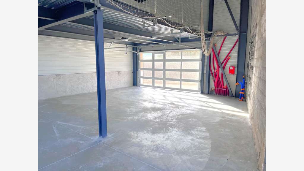 Entrepôt neuf 111m² à louer à la Crau