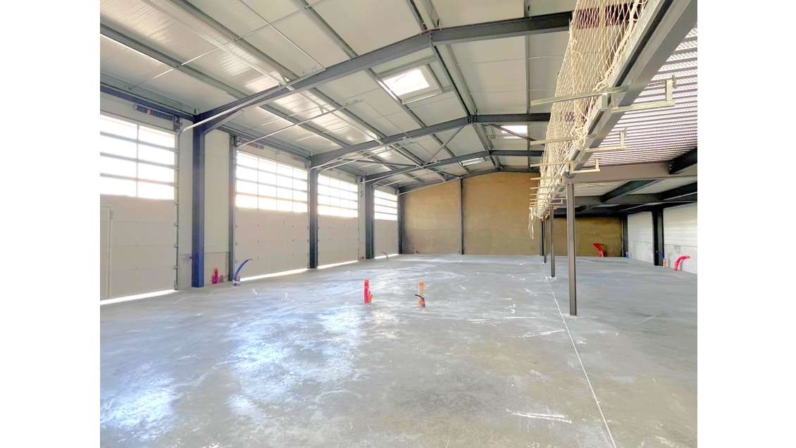 Entrepôt neuf 111m² à louer à la Crau