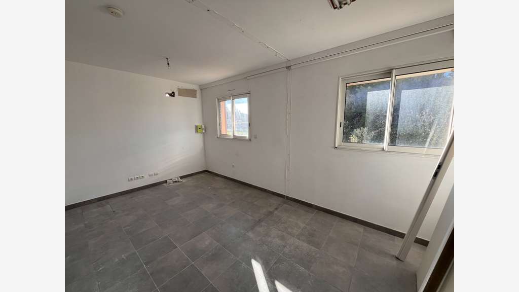 A louer local d'activités bureaux 769m² à la Crau