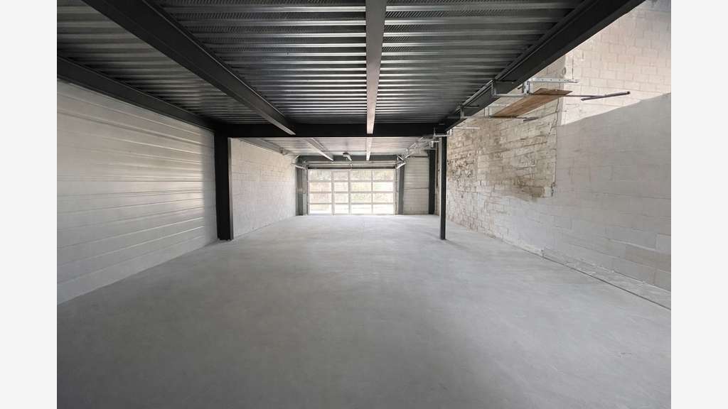 A louer local d'activités bureaux 769m² à la Crau