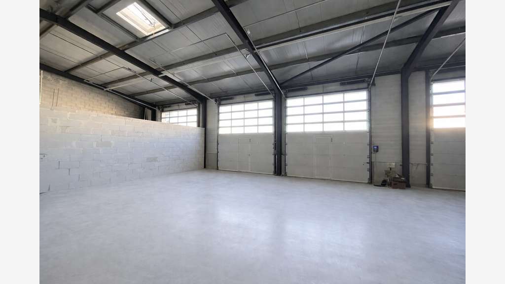 A louer local d'activités bureaux 769m² à la Crau