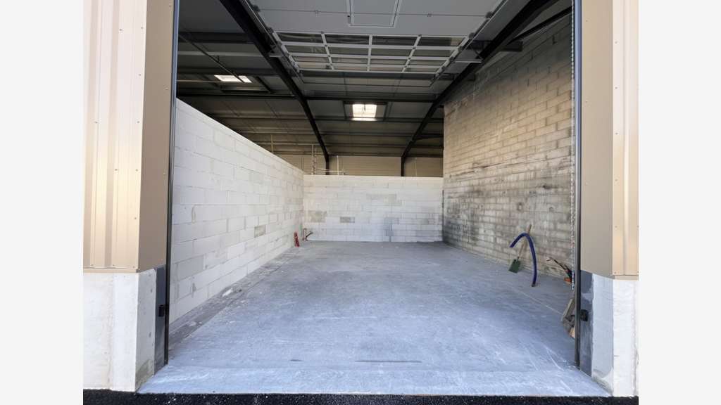 A louer local d'activités bureaux 769m² à la Crau