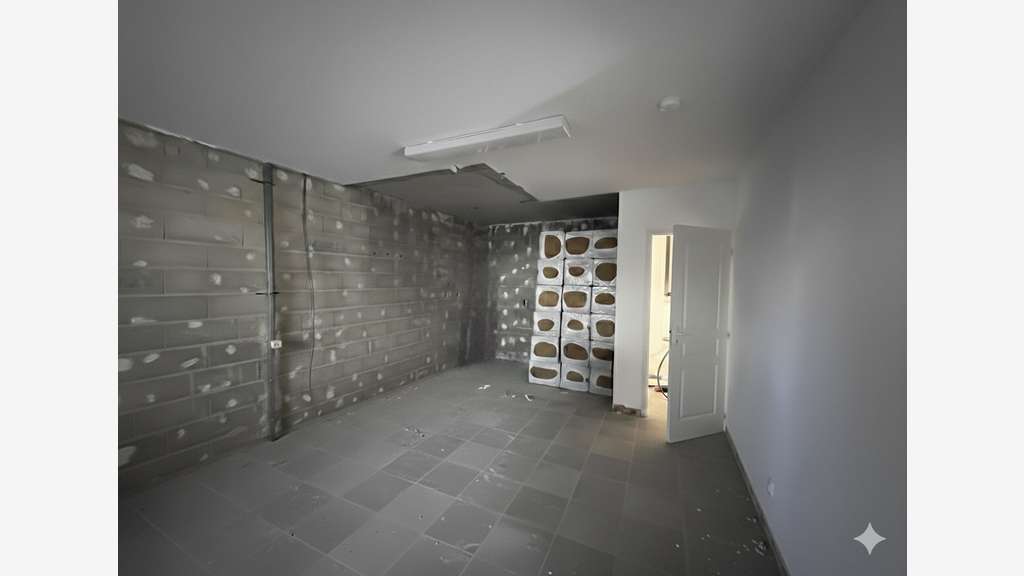 A louer bureaux 240m² refaits à neuf à la Crau