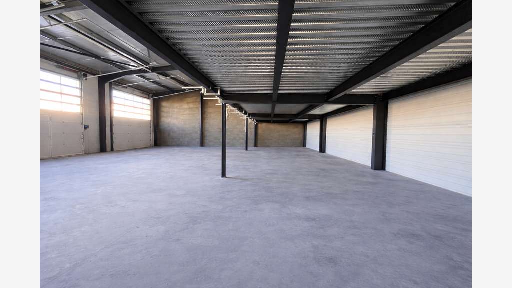 A louer local d'activités bureaux 769m² à la Crau
