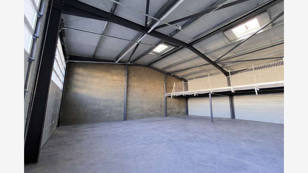 A louer local d'activités bureaux 769m² à la Crau