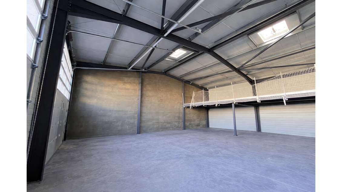 A louer local d'activités bureaux 769m² à la Crau
