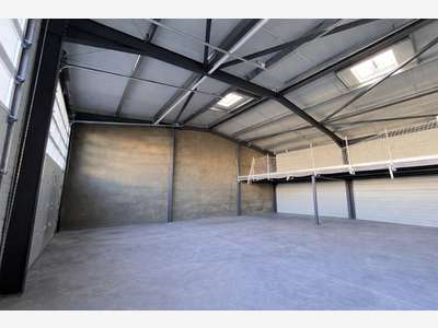 A louer local d'activités bureaux 769m² à la Crau