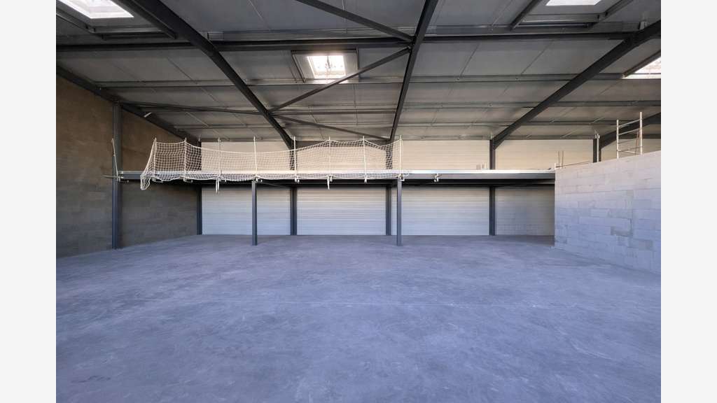 A louer local d'activités bureaux 769m² à la Crau