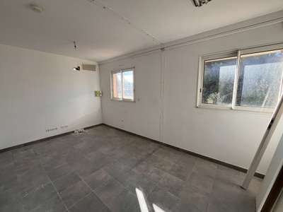 A louer local d'activités bureaux 769m² à la Crau