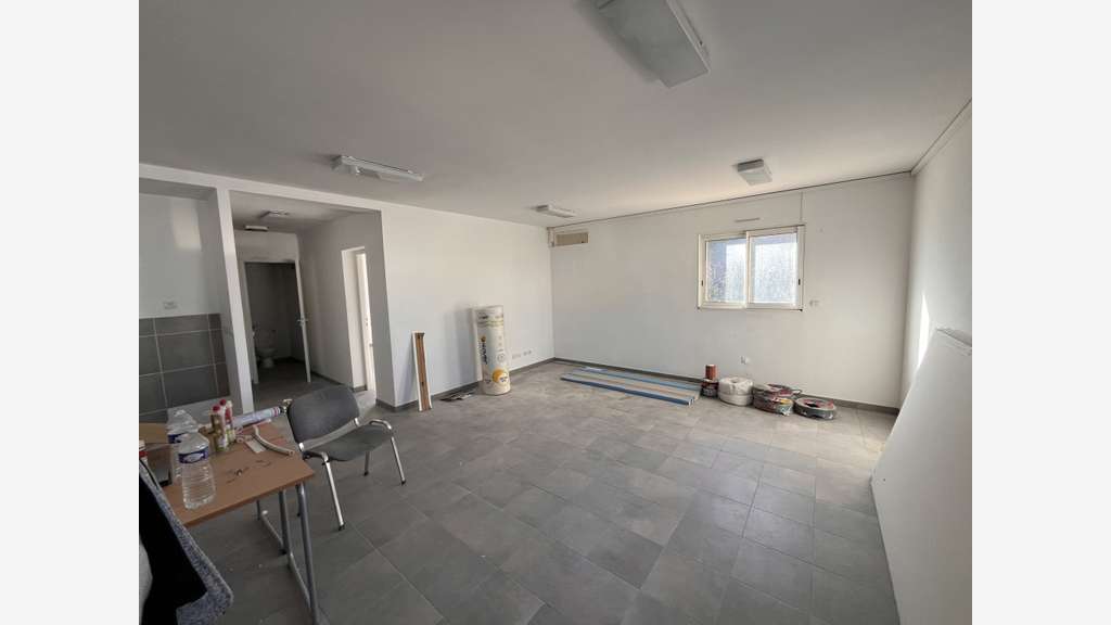 A louer bureaux 240m² refaits à neuf à la Crau