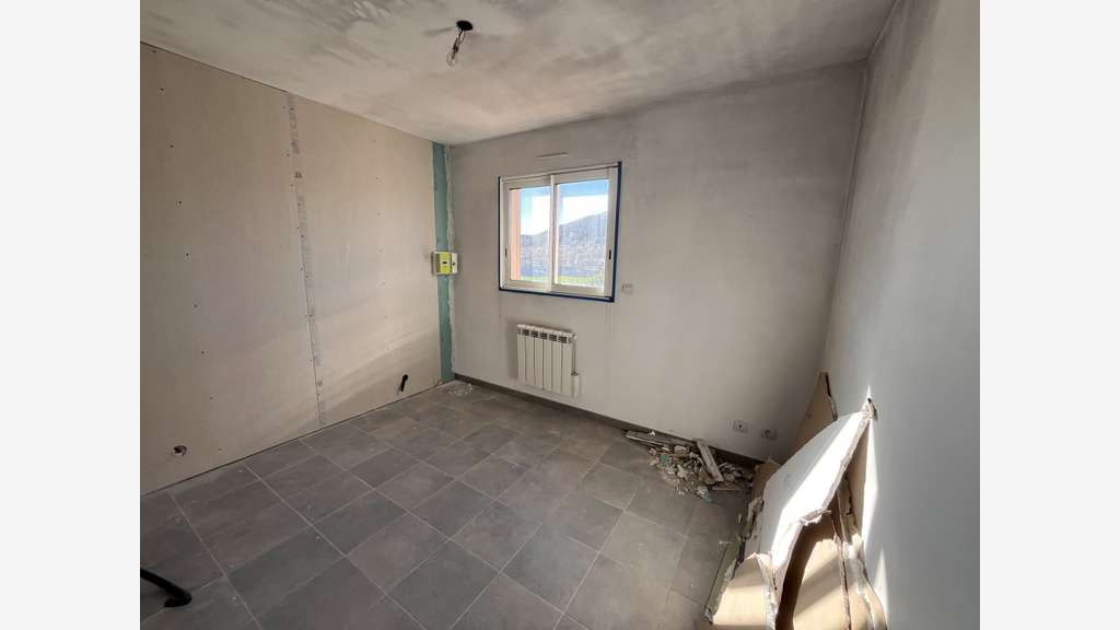 A louer bureaux 240m² refaits à neuf à la Crau