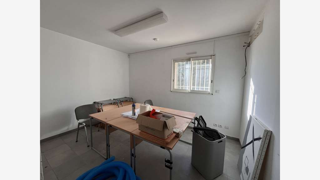 A louer bureaux 240m² refaits à neuf à la Crau