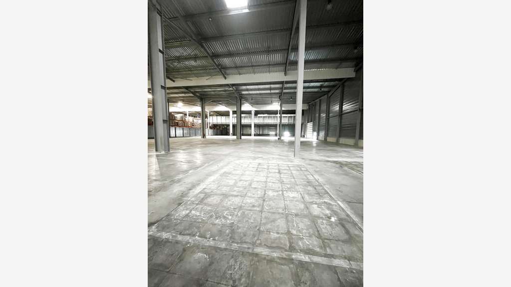 A louer entrepôt 3000m² zone logistique à la Crau