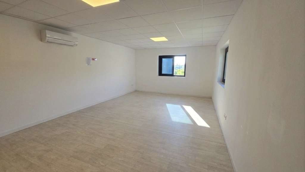 Local - 175m² - La Crau