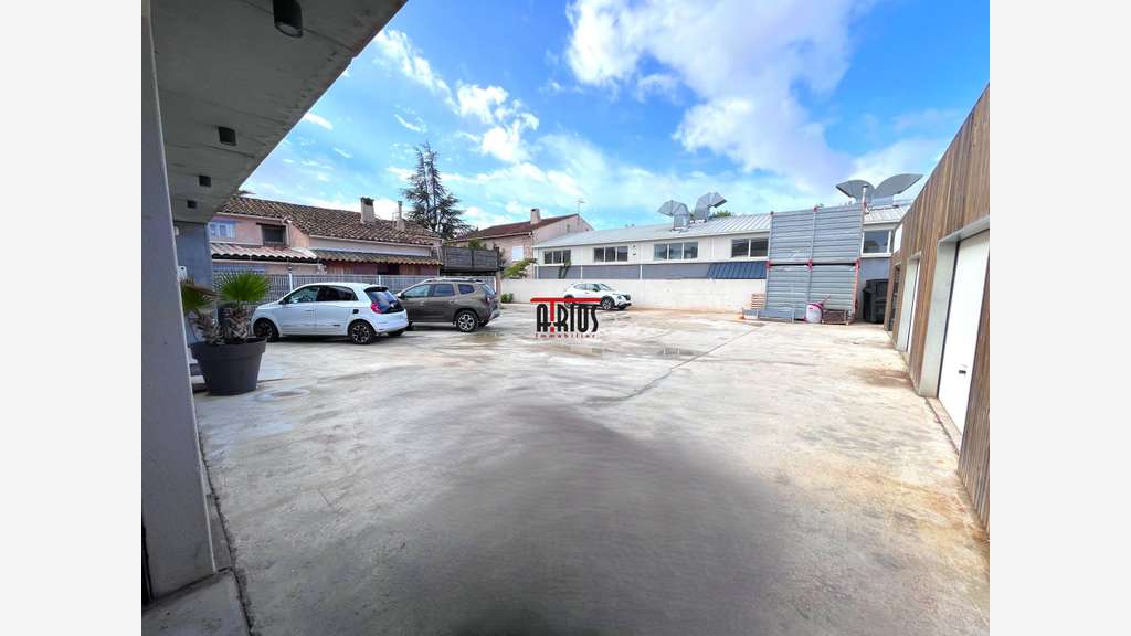 LOCAL D'ACTIVITÉ 406 m² + STUDIO